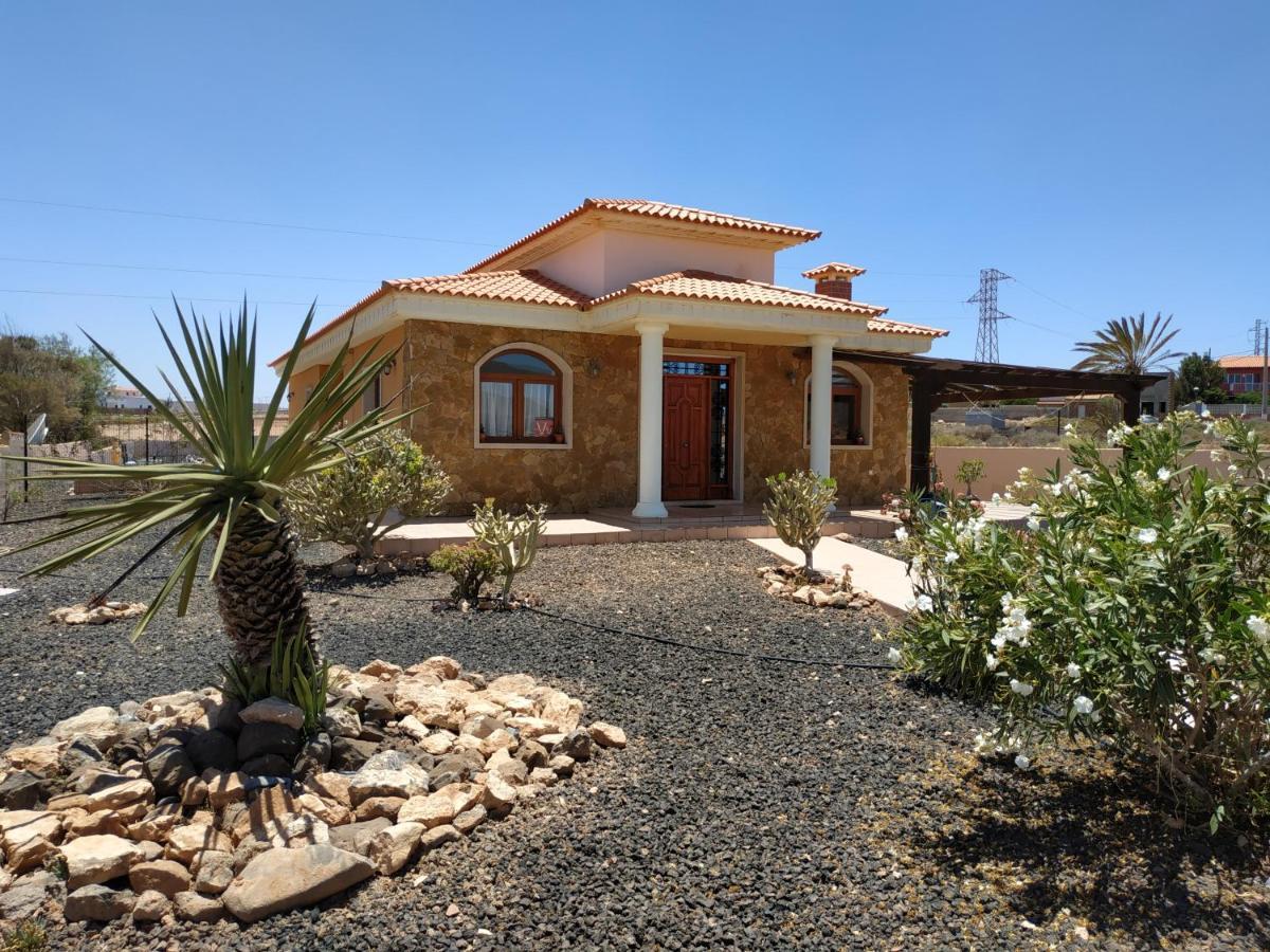 Villa Casa Del Sol: Spacious 3-Bedroom with Private Solar-Heated Pool Triquivijate Exterior photo