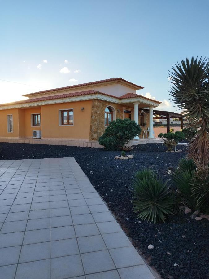 Villa Casa Del Sol: Spacious 3-Bedroom with Private Solar-Heated Pool Triquivijate Exterior photo